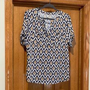 Woman’s blue, tan, and white pattern pull over v-neck work blouse in XL